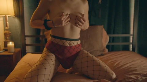 Sexy ragazza trans in calze a rete si masturba e raggiunge un orgasmo intenso con un vibratore.
