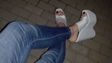 Espectacular travesti muestra sus hermosos pies en impresionantes tacones altos