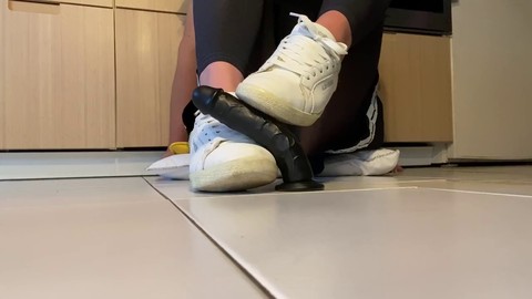 La petite Chloe hace un trabajo de calcetines y un masaje de pies juguetón