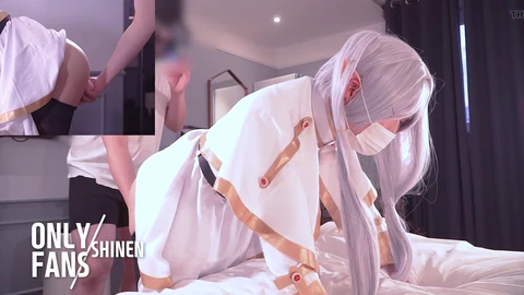 Une cosplayer mignonne se fait baiser dans un costume de pornographie de manga chinois