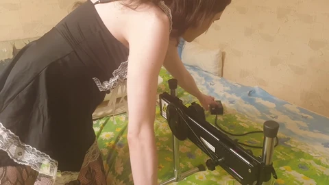 Transexual afeminado es perforado por una máquina de follar incesante en lencería sexy