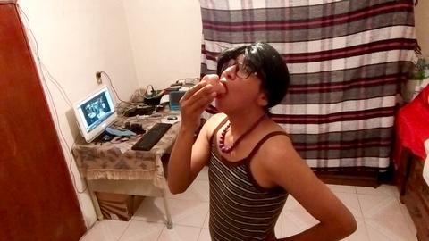 Joselynnecd esegue un'epica fellatio profonda su un realistico sex toy