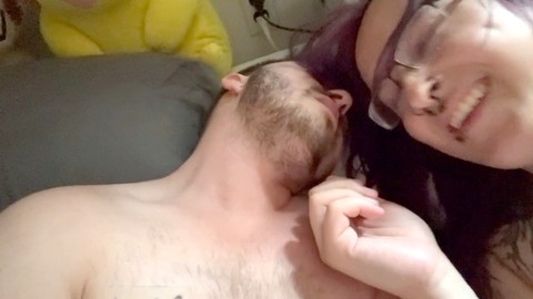 Deditos explícitos en el coño con una persona trans usando juguetes para adultos