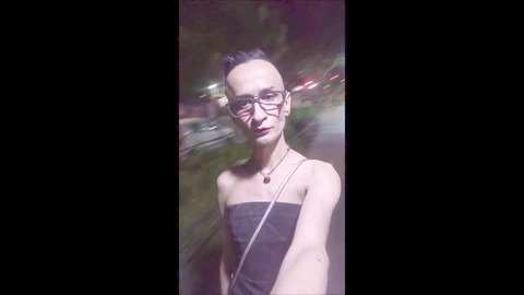 Travesti paseando al aire libre con las piernas abiertas para juegos anales