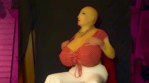 El shemale enmascarado vestido de goma actúa en varias escenas