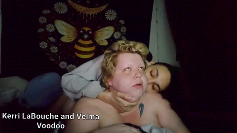 La femme trans Kerri va forte con Velma Voodoo
