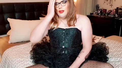 La princesa CD Bunnie se excita con un sensual corsé y pantimedias