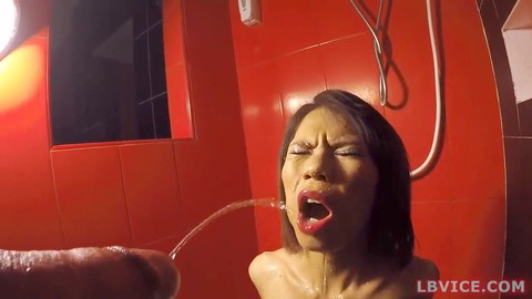 Die T-girl Kim gibt einen wilden Blowjob und wird angepinkelt