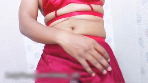 Sissy femminile che fa pipì nel water e gioca con il suo clitoride inutile